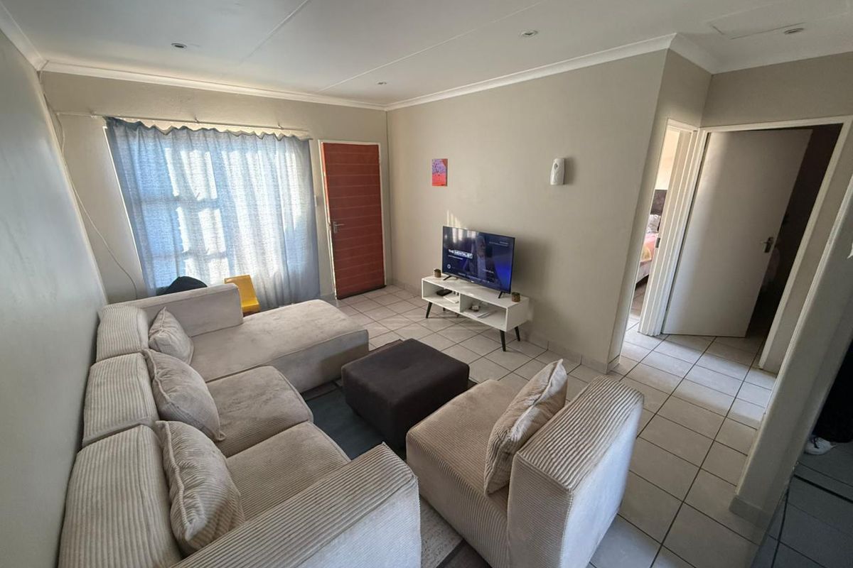This well positioned two bedroom townhouse in the Chessington Complex Dawn Park. - Photo 4