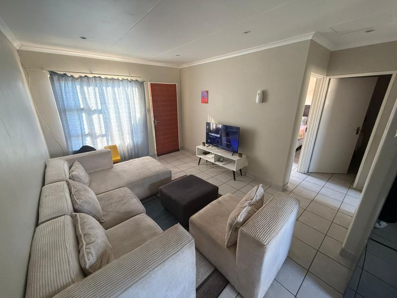 This well positioned two bedroom townhouse in the Chessington Complex Dawn Park. - Photo 4