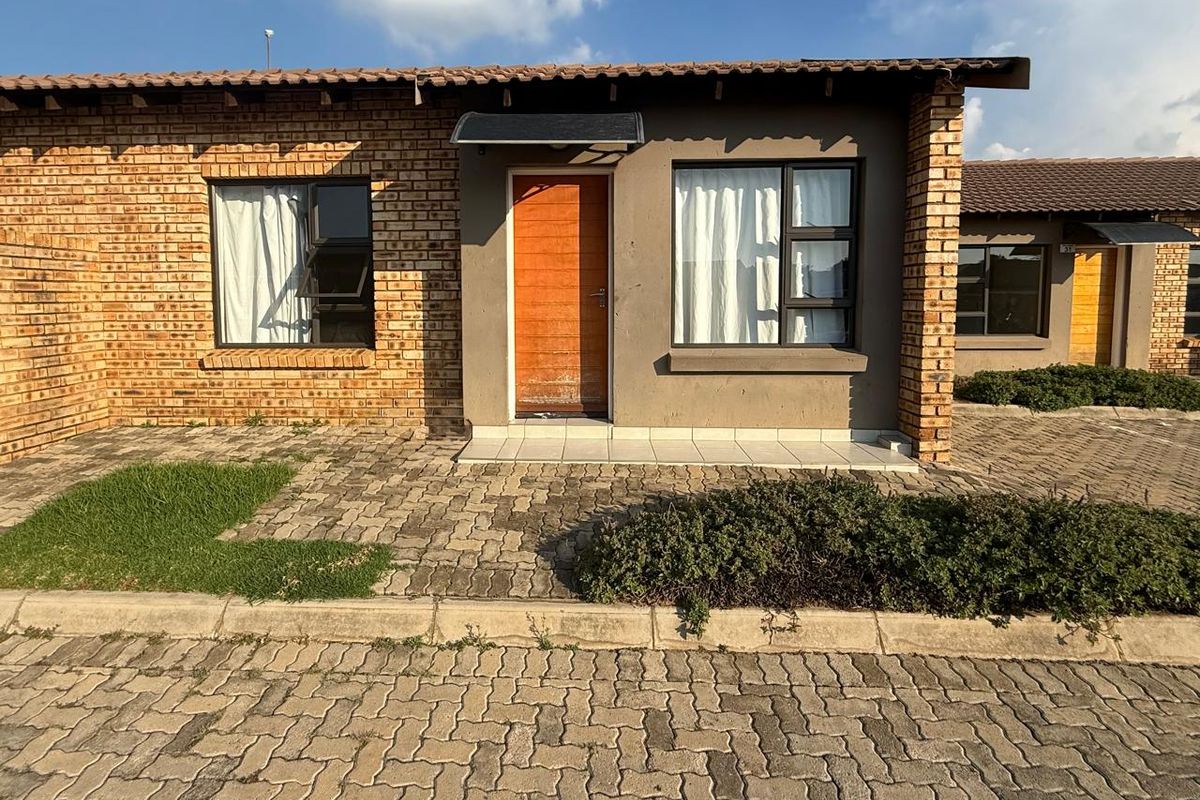 This well positioned two bedroom townhouse in the Chessington Complex Dawn Park. - Photo 3