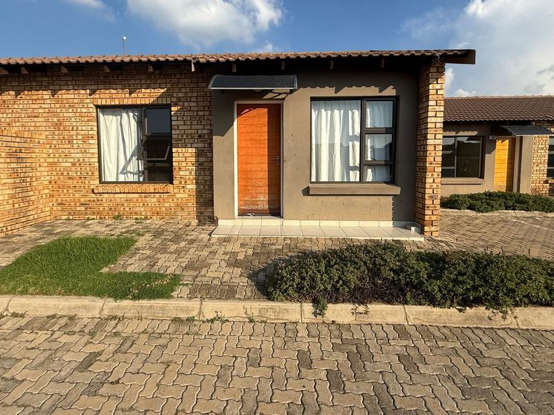 This well positioned two bedroom townhouse in the Chessington Complex Dawn Park. - Photo 3