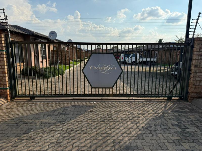 This well positioned two bedroom townhouse in the Chessington Complex Dawn Park. - Photo 2