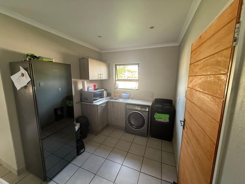 This well positioned two bedroom townhouse in the Chessington Complex Dawn Park. - Photo 5