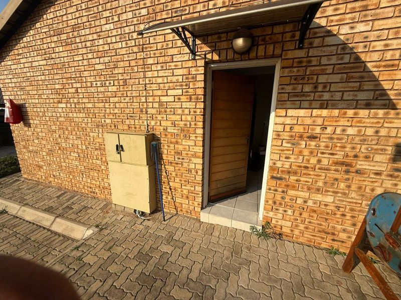 This well positioned two bedroom townhouse in the Chessington Complex Dawn Park. - Photo 10