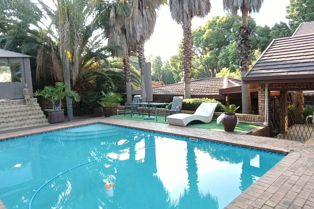 Beautiful and massive property in Die heuwel proper. - Photo 3