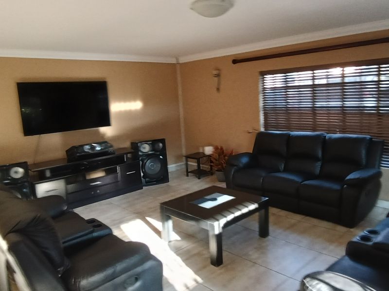 Beautiful and massive property in Die heuwel proper. - Photo 10