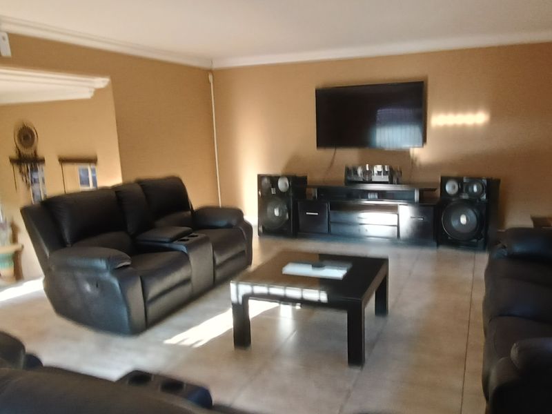 Beautiful and massive property in Die heuwel proper. - Photo 9