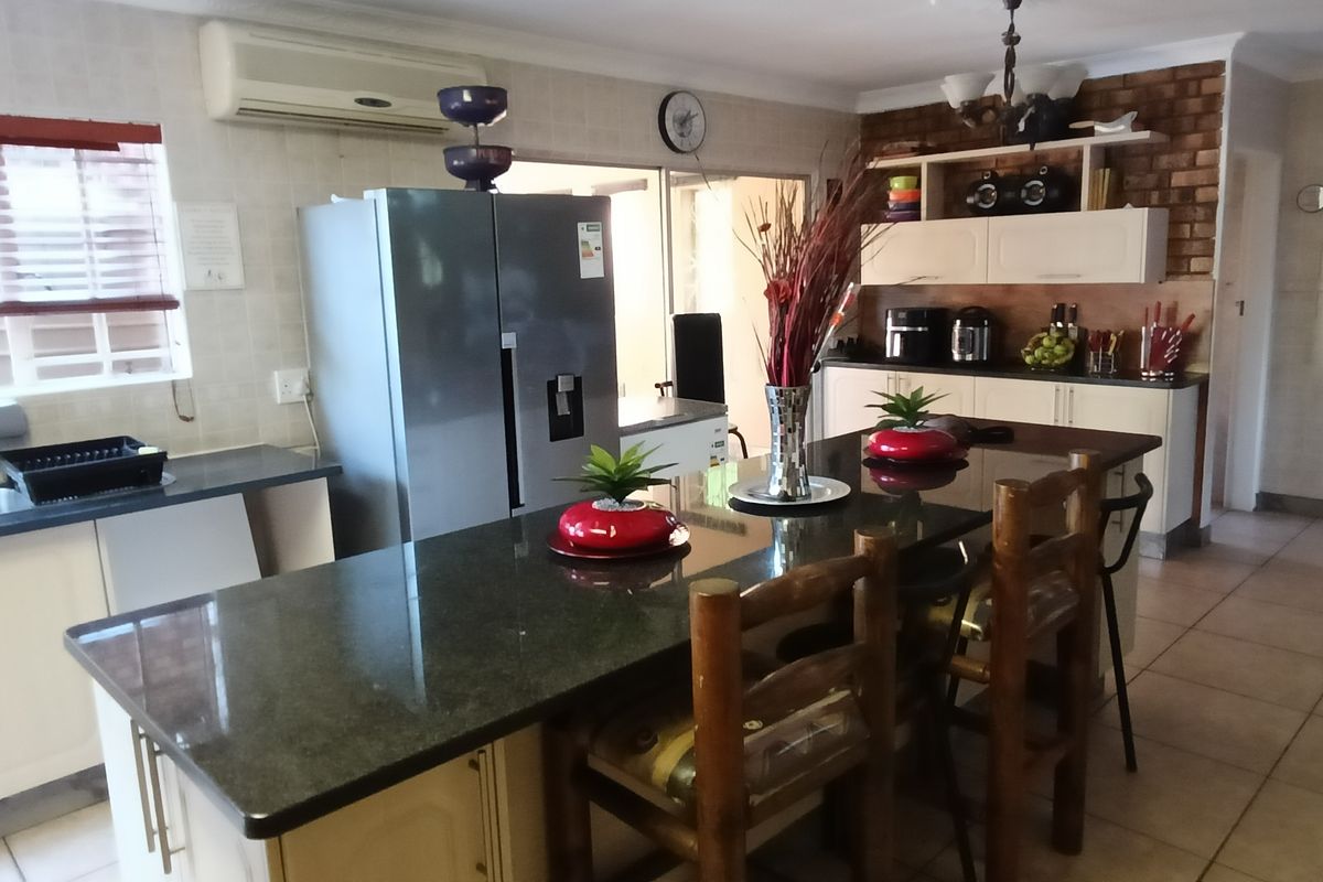 Beautiful and massive property in Die heuwel proper. - Photo 5