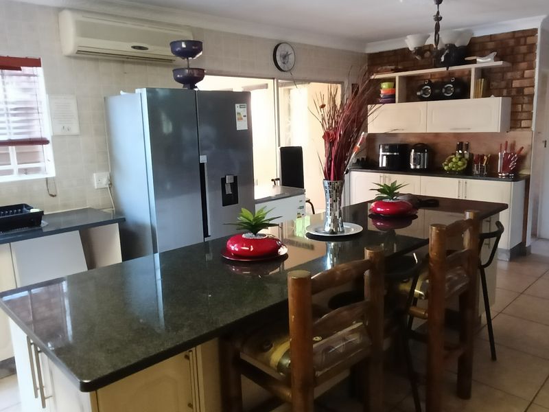 Beautiful and massive property in Die heuwel proper. - Photo 5