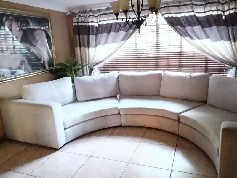 Beautiful and massive property in Die heuwel proper. - Photo 8