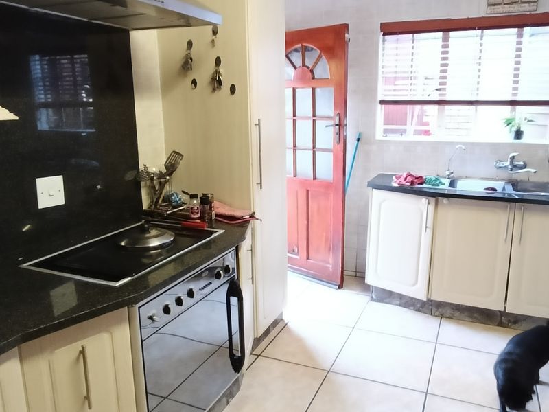 Beautiful and massive property in Die heuwel proper. - Photo 7