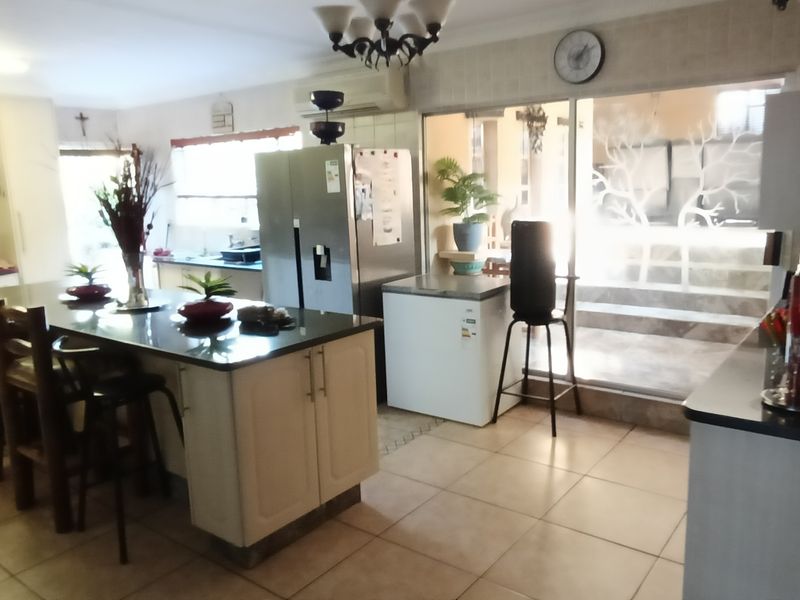 Beautiful and massive property in Die heuwel proper. - Photo 6