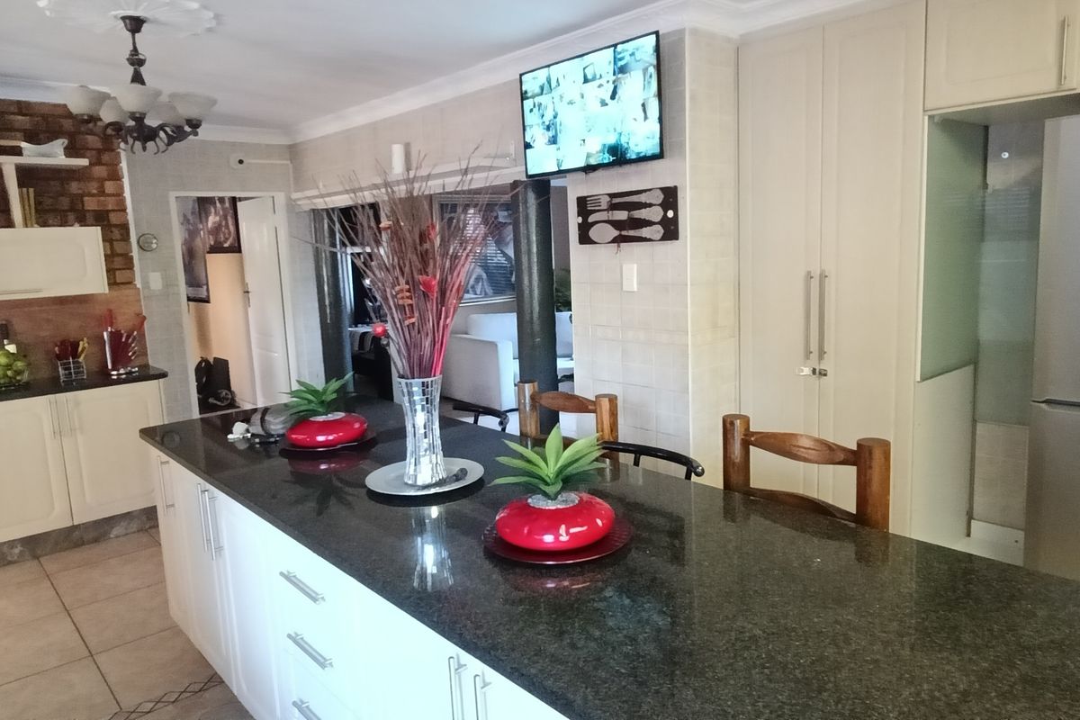 Beautiful and massive property in Die heuwel proper. - Photo 4