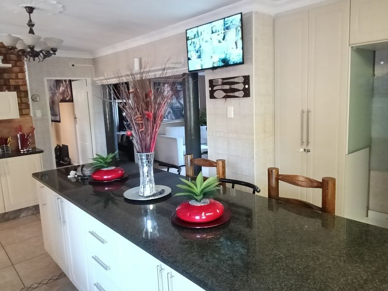 Beautiful and massive property in Die heuwel proper. - Photo 4