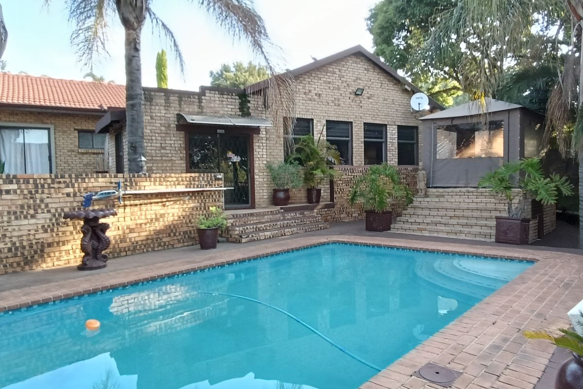 Beautiful and massive property in Die heuwel proper. - Photo 2