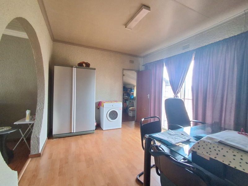 Discover this beautiful 2000m2 property, perfectly located in the heart of Bedworth Park. - Photo 8