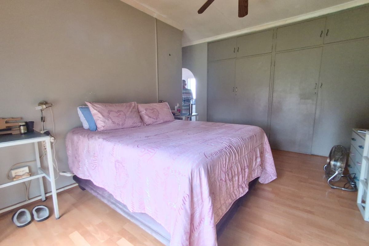 Discover this beautiful 2000m2 property, perfectly located in the heart of Bedworth Park. - Photo 4