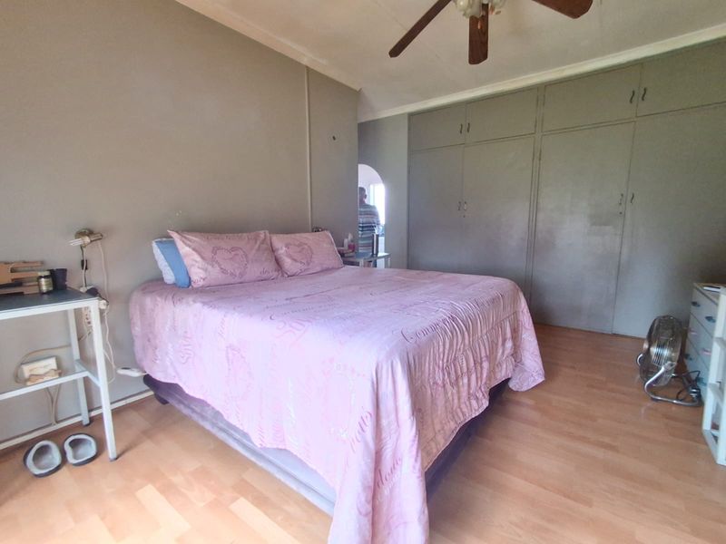 Discover this beautiful 2000m2 property, perfectly located in the heart of Bedworth Park. - Photo 4