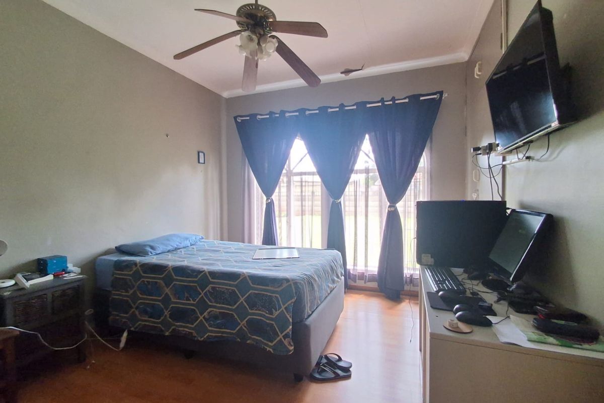 Discover this beautiful 2000m2 property, perfectly located in the heart of Bedworth Park. - Photo 3