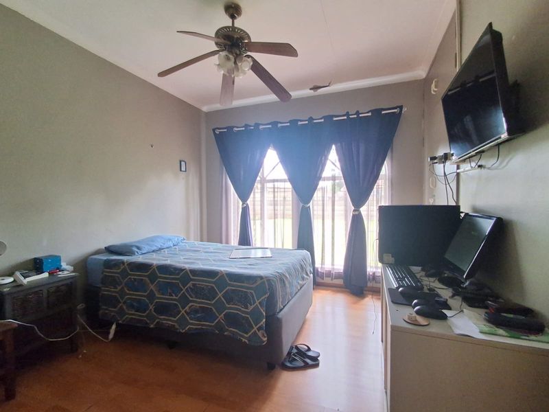 Discover this beautiful 2000m2 property, perfectly located in the heart of Bedworth Park. - Photo 3