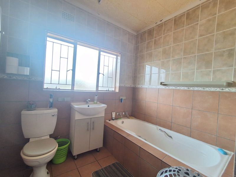 Discover this beautiful 2000m2 property, perfectly located in the heart of Bedworth Park. - Photo 5