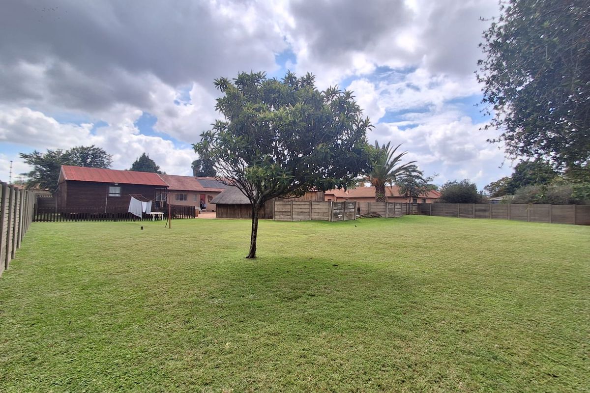 Discover this beautiful 2000m2 property, perfectly located in the heart of Bedworth Park. - Photo 2