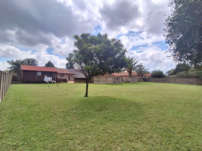 Discover this beautiful 2000m2 property, perfectly located in the heart of Bedworth Park. - Photo 2