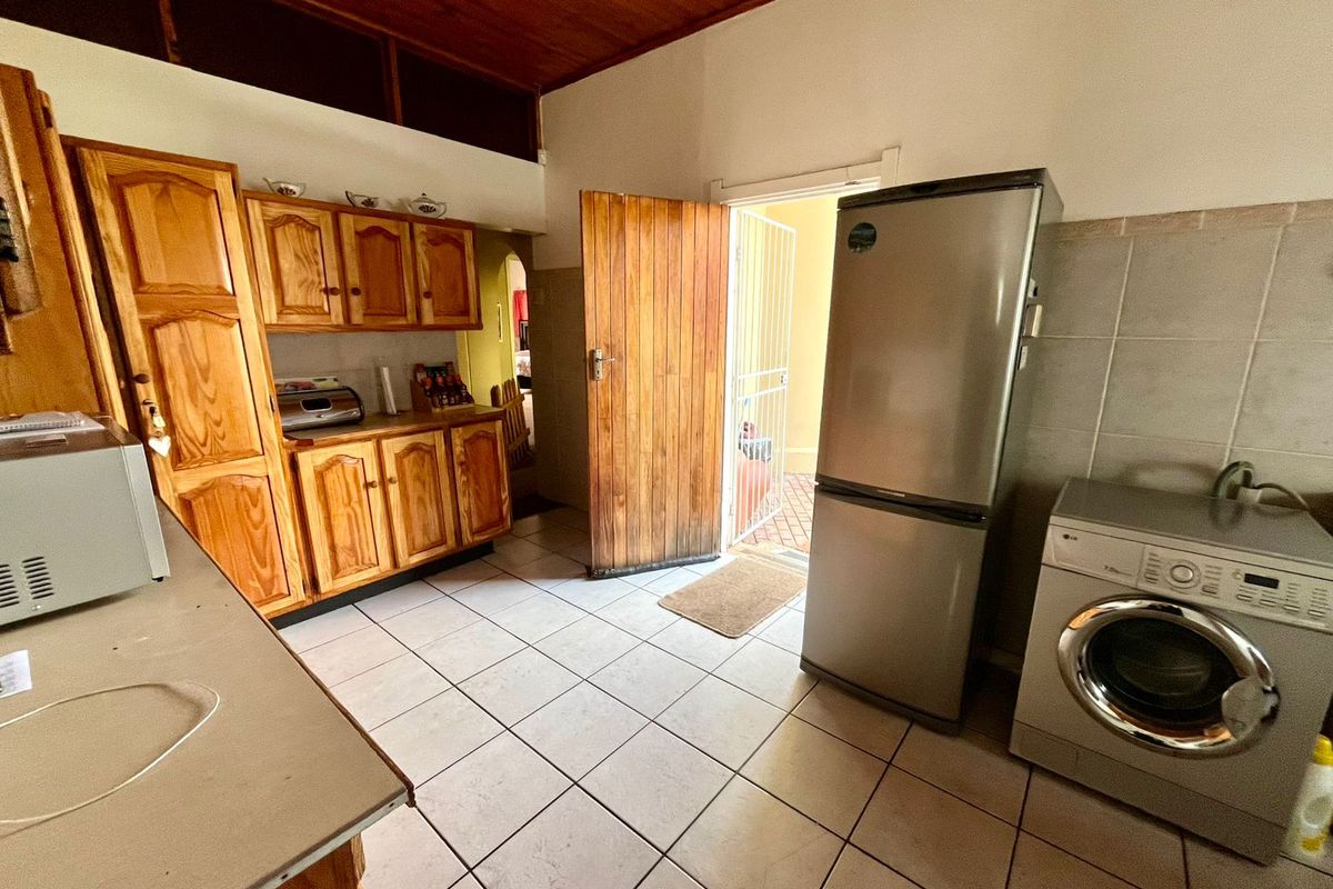 Charming 3-Bedroom Home - Photo 3