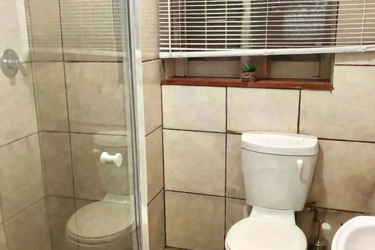Flat for sale in Sasolburg walking distance to Sasol factory and college - Photo 5