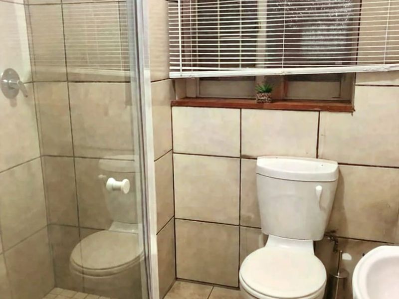 Flat for sale in Sasolburg walking distance to Sasol factory and college - Photo 5