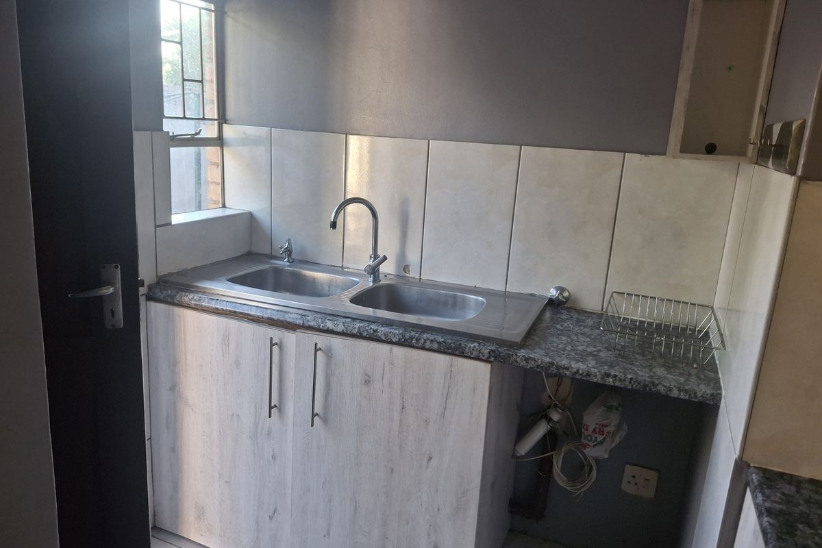 Spacious 3-Bedroom Family Home for Sale in Riamar Park - Photo 2