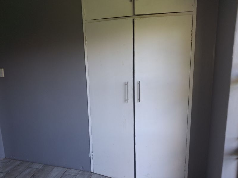 Spacious 3-Bedroom Family Home for Sale in Riamar Park - Photo 10