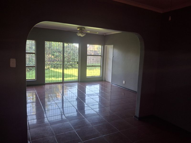 Spacious 3-Bedroom Family Home for Sale in Riamar Park - Photo 7