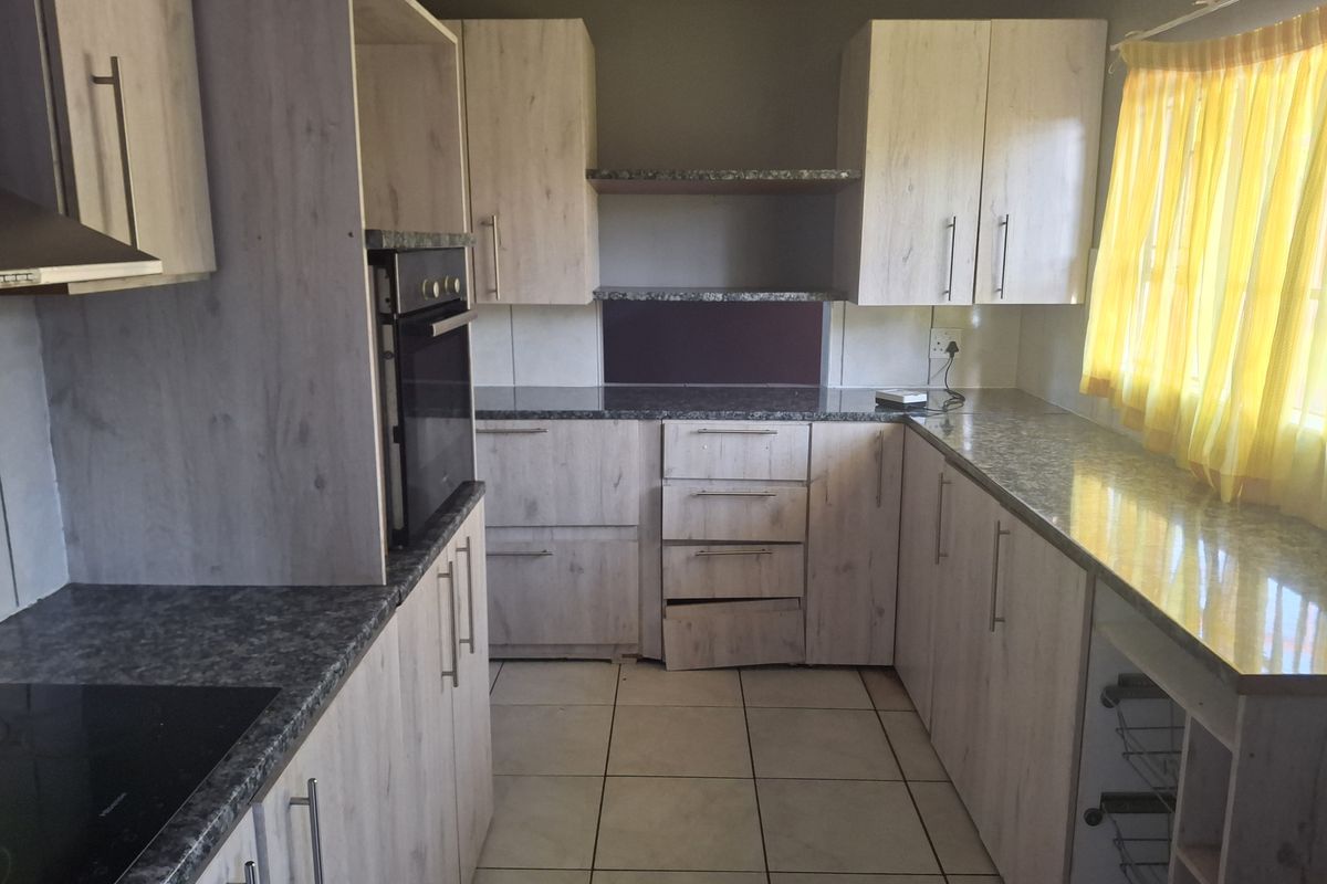 Spacious 3-Bedroom Family Home for Sale in Riamar Park - Photo 5