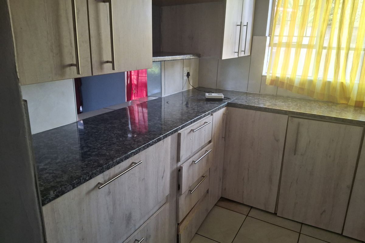 Spacious 3-Bedroom Family Home for Sale in Riamar Park - Photo 4