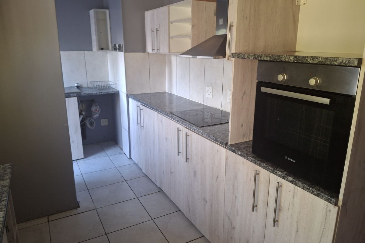 Spacious 3-Bedroom Family Home for Sale in Riamar Park - Photo 3