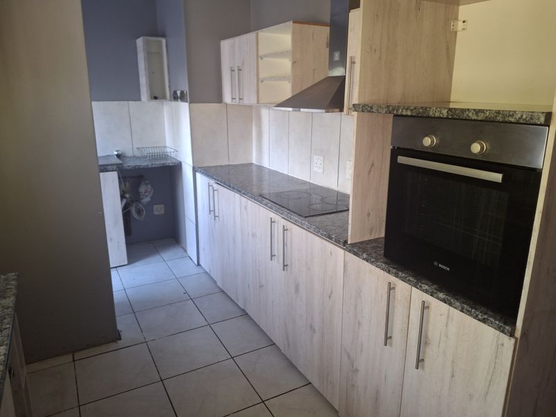 Spacious 3-Bedroom Family Home for Sale in Riamar Park - Photo 3