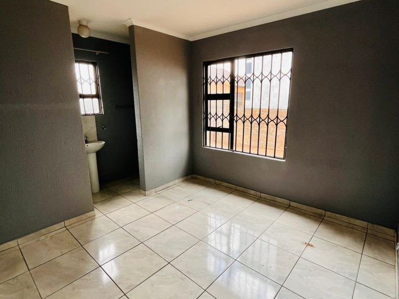 Step into this neat and well-maintained 2-bedroom home. - Photo 10