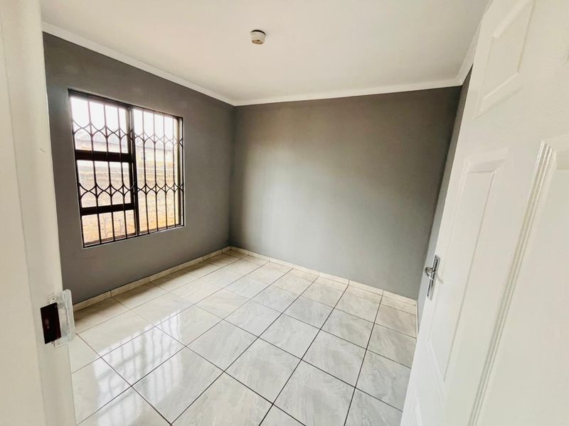 Step into this neat and well-maintained 2-bedroom home. - Photo 7
