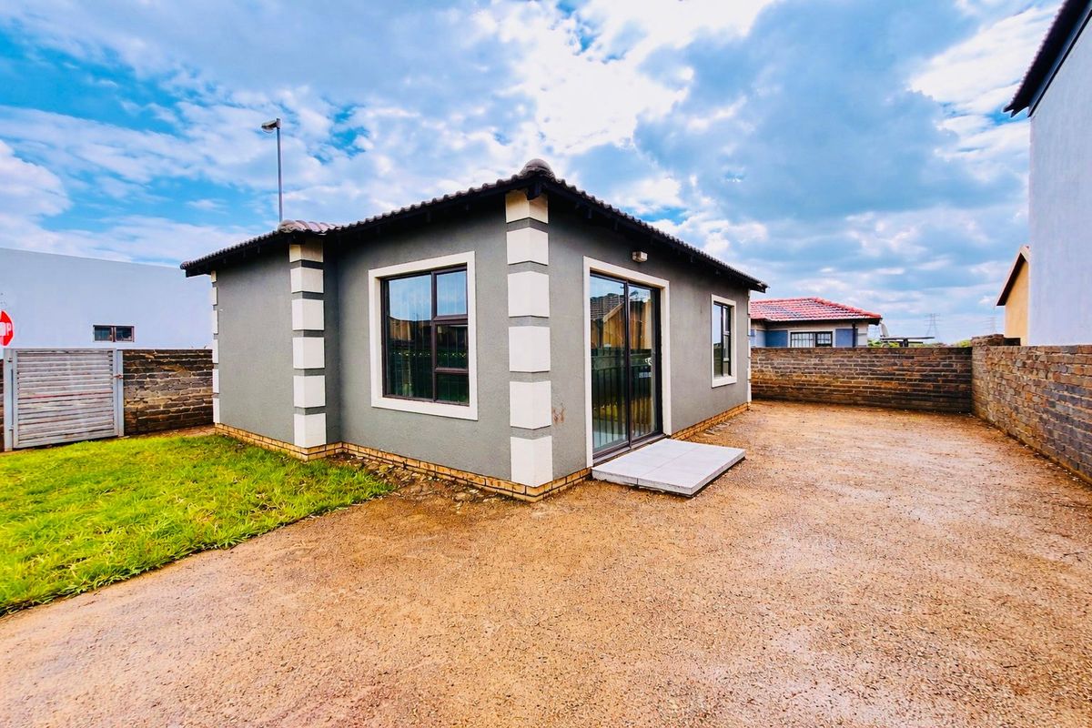 Step into this neat and well-maintained 2-bedroom home. - Photo 4