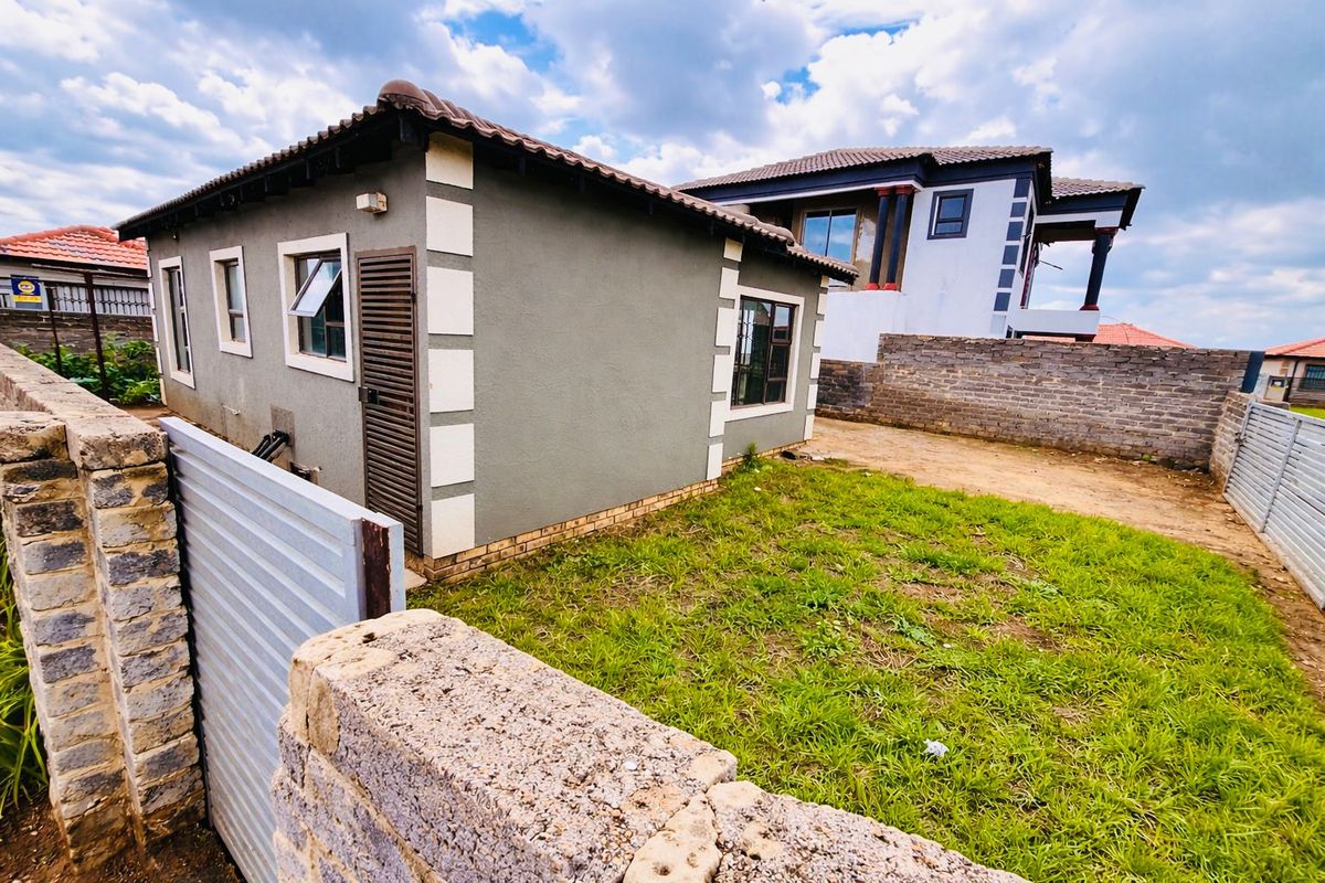 Step into this neat and well-maintained 2-bedroom home. - Photo 2