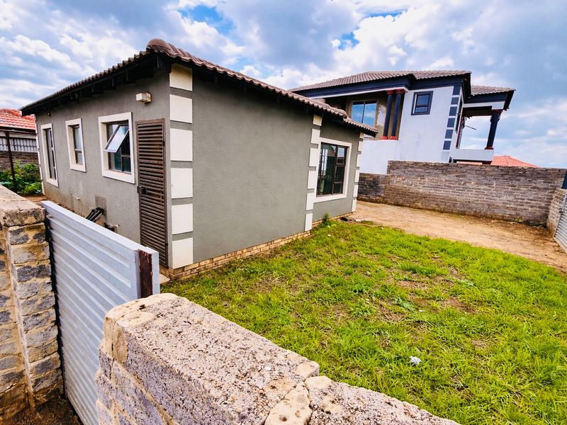 Step into this neat and well-maintained 2-bedroom home. - Photo 2