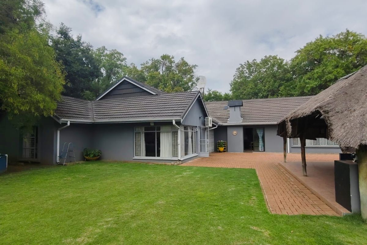 Spacious Family Home with Entertainment Areas in a Sought-After Neighbourhood! - Photo 3