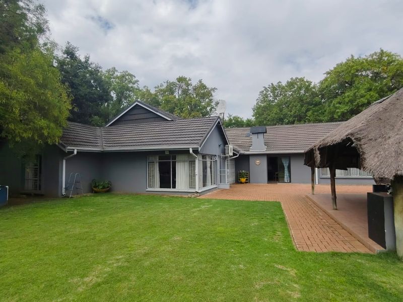 Spacious Family Home with Entertainment Areas in a Sought-After Neighbourhood! - Photo 3