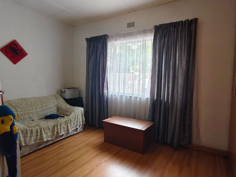 Spacious Family Home with Entertainment Areas in a Sought-After Neighbourhood! - Photo 9