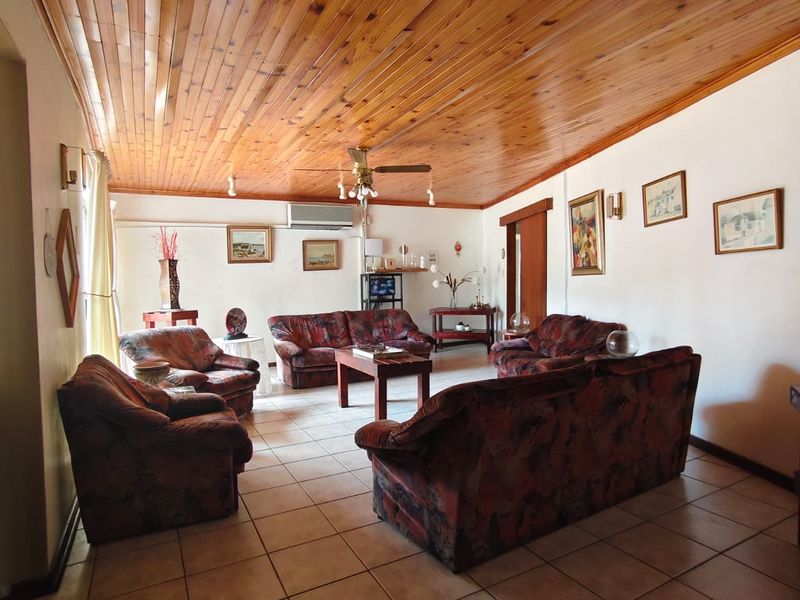 Spacious Family Home with Entertainment Areas in a Sought-After Neighbourhood! - Photo 10