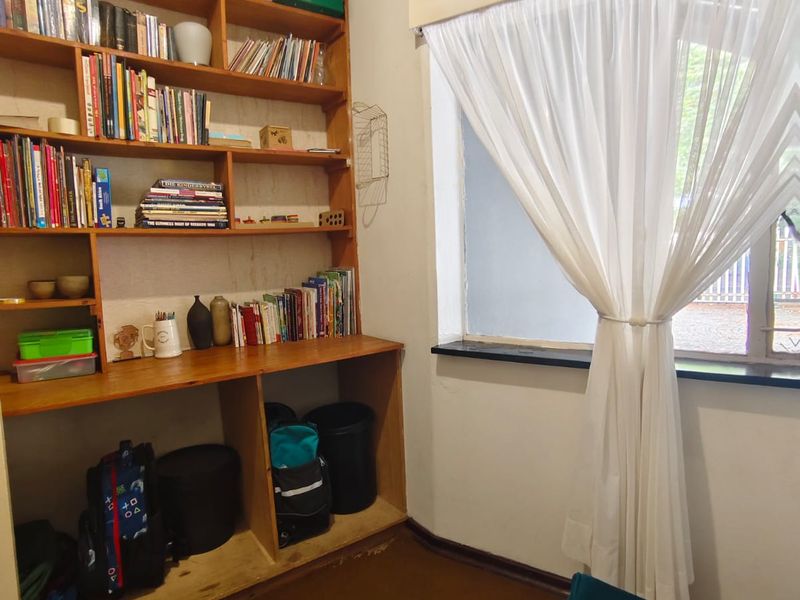 Spacious Family Home with Entertainment Areas in a Sought-After Neighbourhood! - Photo 8