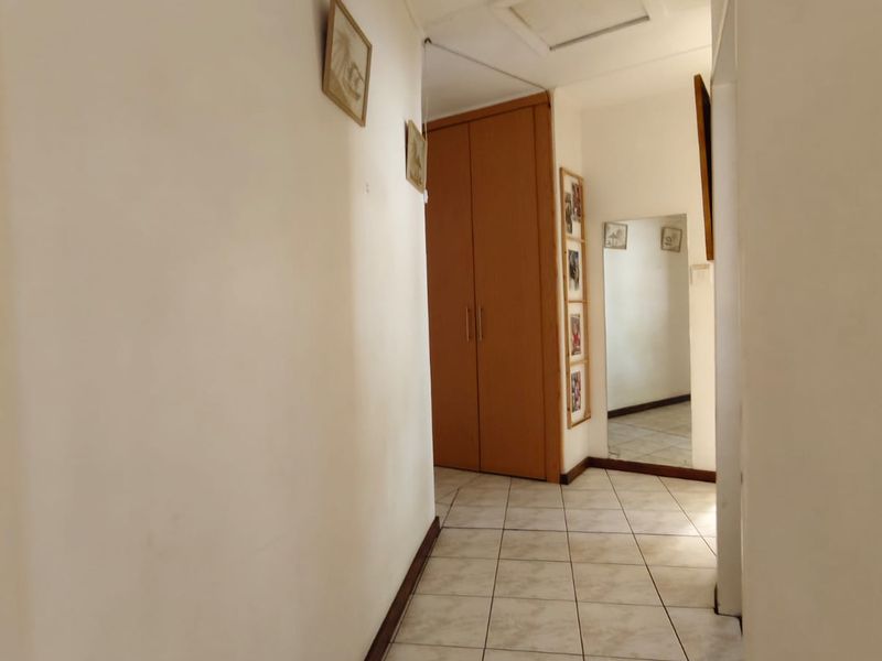 Spacious Family Home with Entertainment Areas in a Sought-After Neighbourhood! - Photo 7