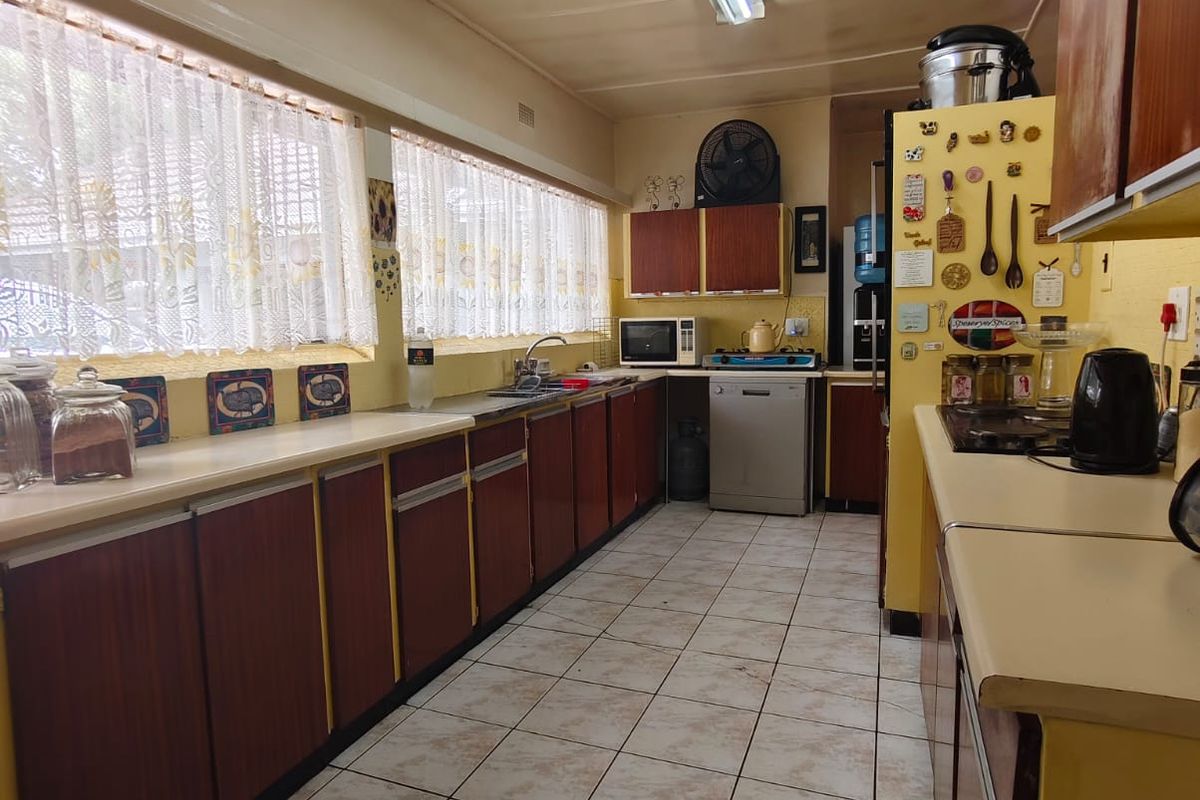 Spacious Family Home with Entertainment Areas in a Sought-After Neighbourhood! - Photo 5