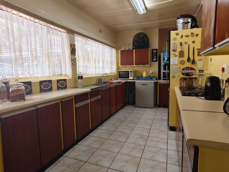 Spacious Family Home with Entertainment Areas in a Sought-After Neighbourhood! - Photo 5