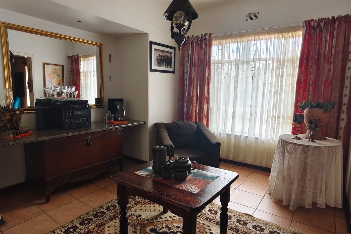 Spacious Family Home with Entertainment Areas in a Sought-After Neighbourhood! - Photo 4